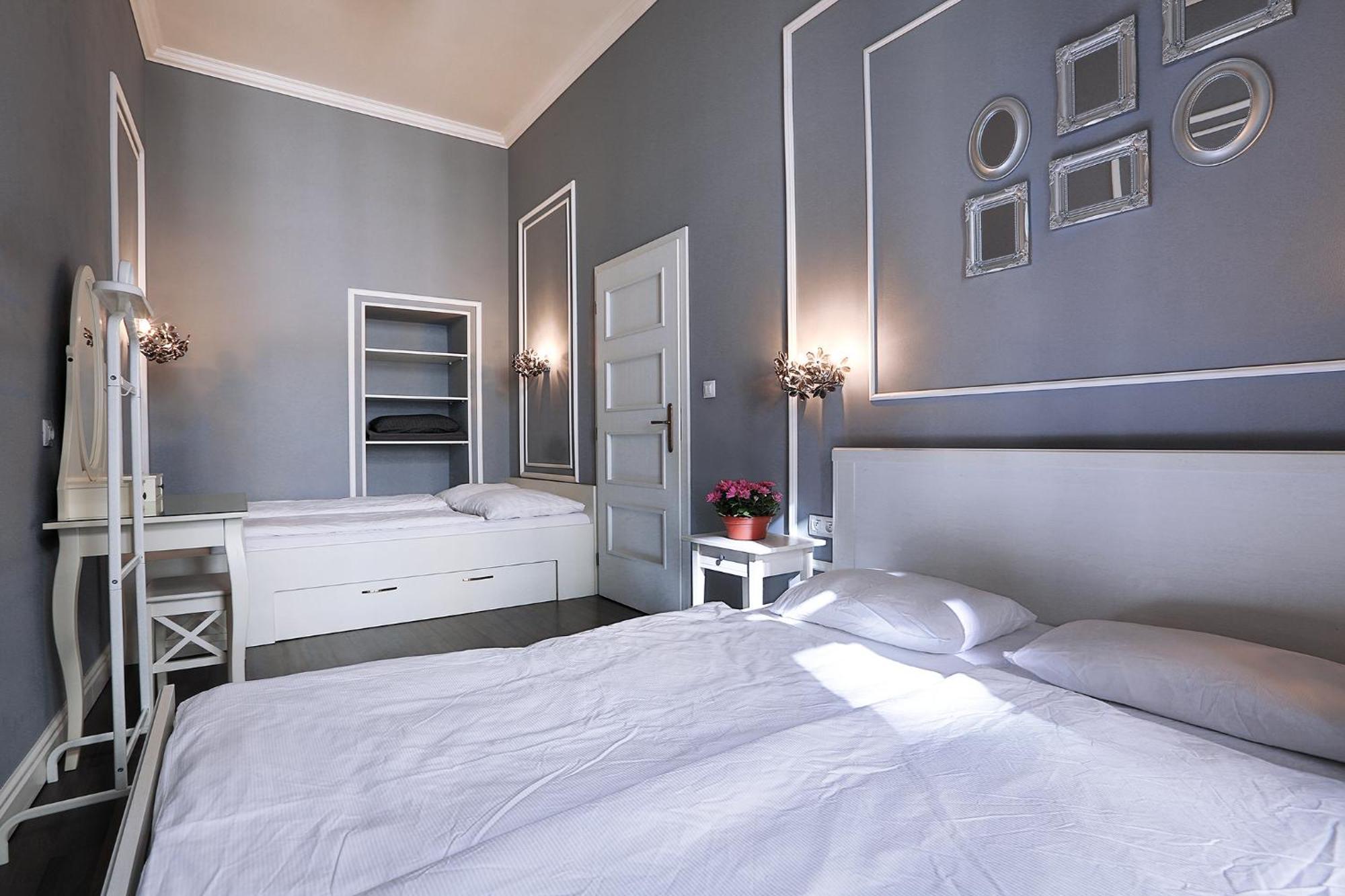 Two-Bedroom Haven In The Old Town Praga Esterno foto