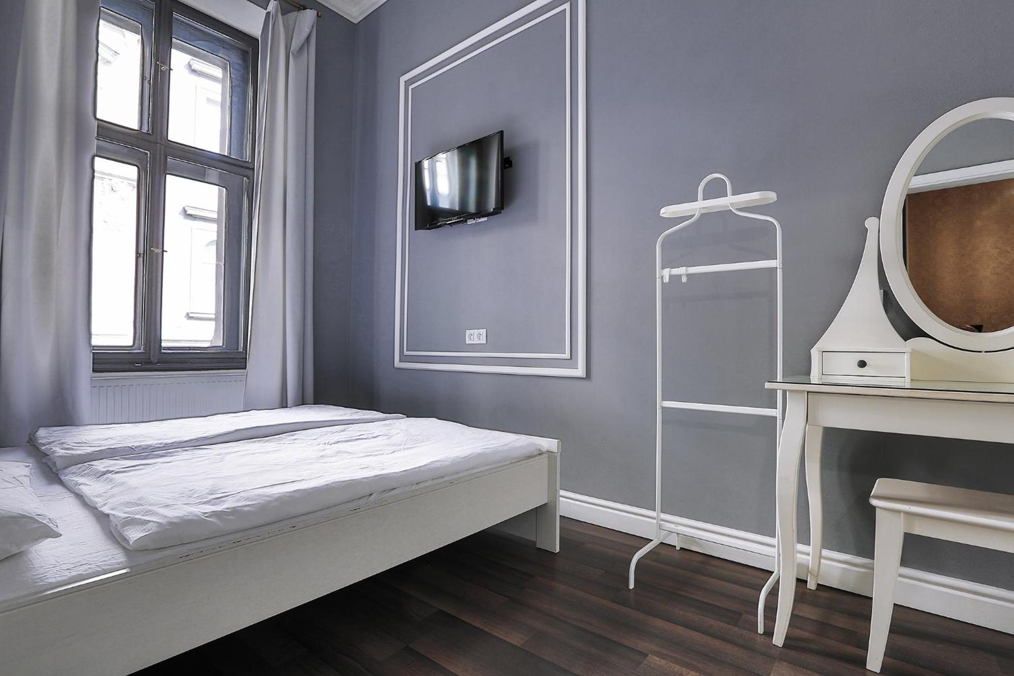 Two-Bedroom Haven In The Old Town Praga Esterno foto